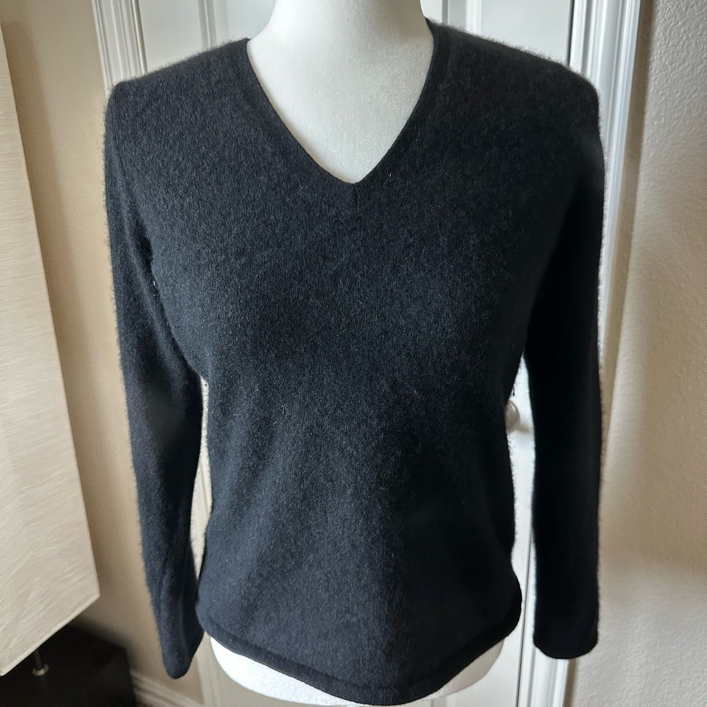 Black 100% cashmere sweater